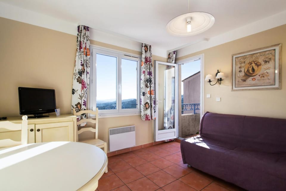 Bed, Bathroom, Living room, kitchen
