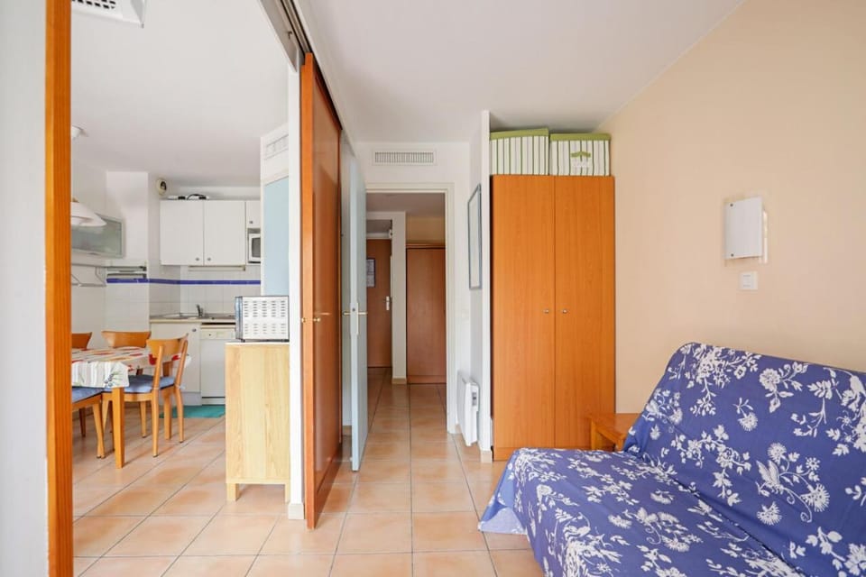 Bed, Bathroom