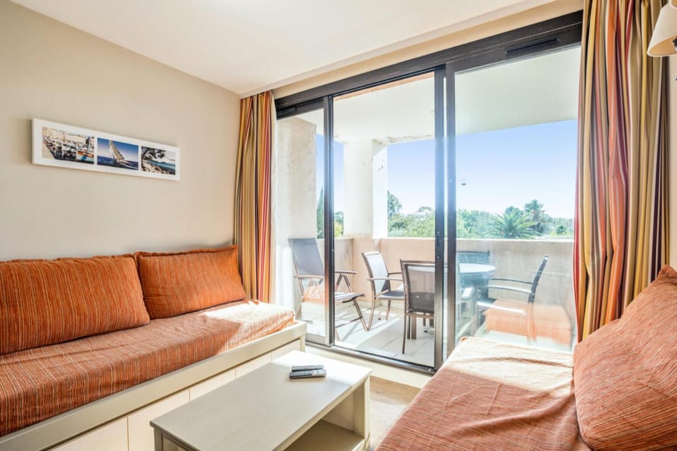 Bed, Living room, kitchen