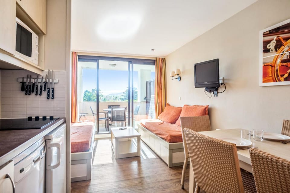 Bed, TV and multimedia, kitchen