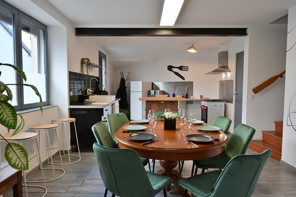 Dining area, pet friendly