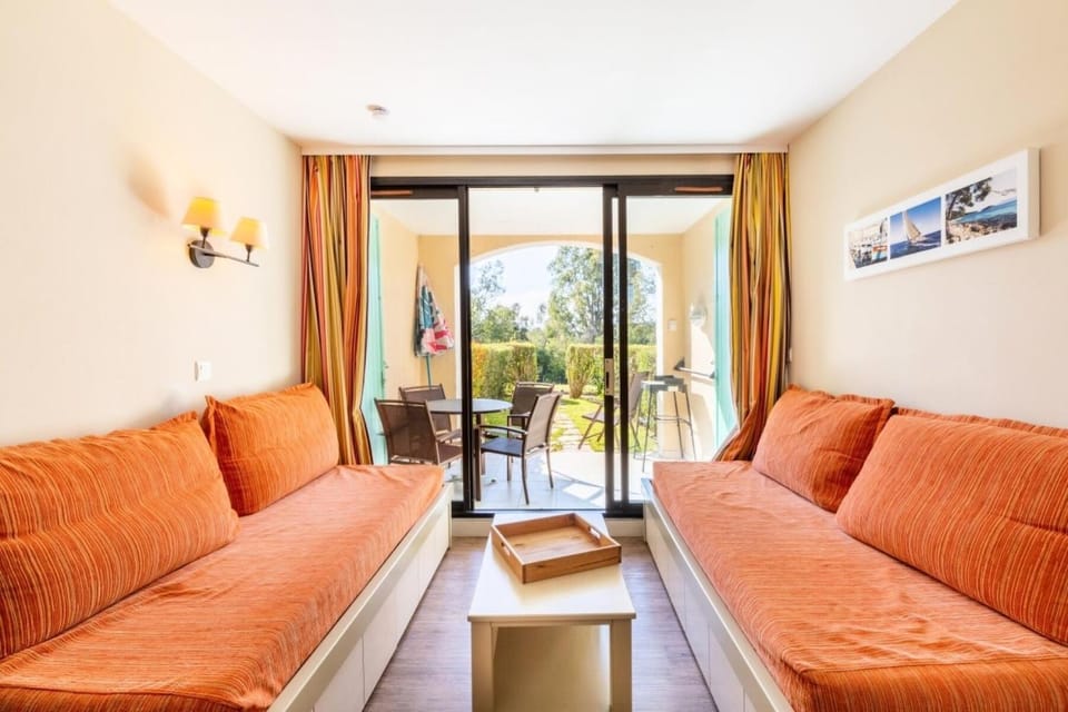 Bed, Living room, kitchen