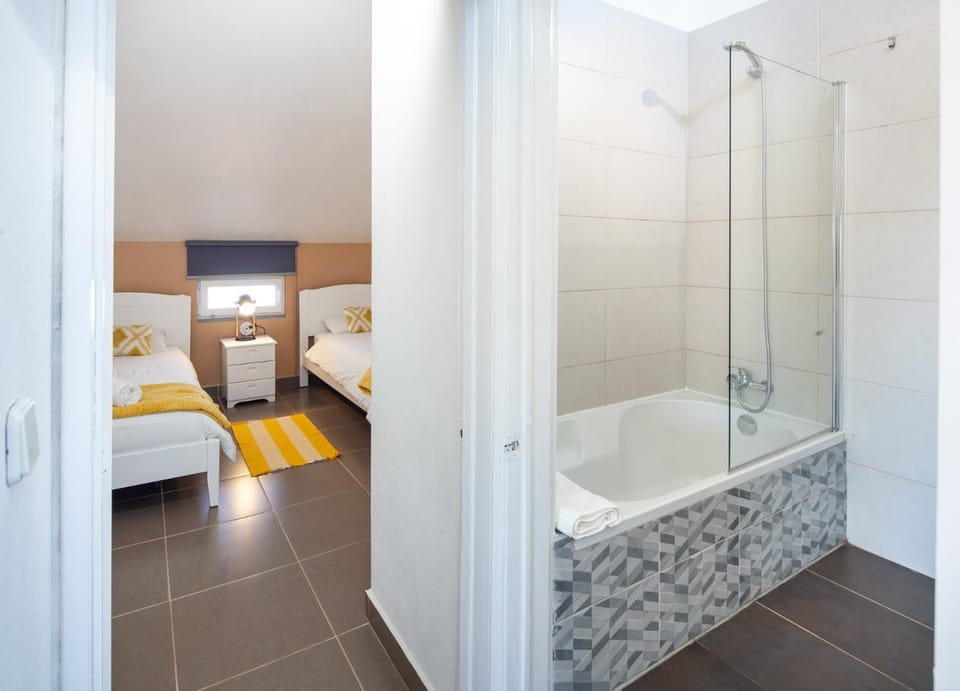 Silvercoast Apartments - swimming pool & jacuzzi Apartment in Peniche