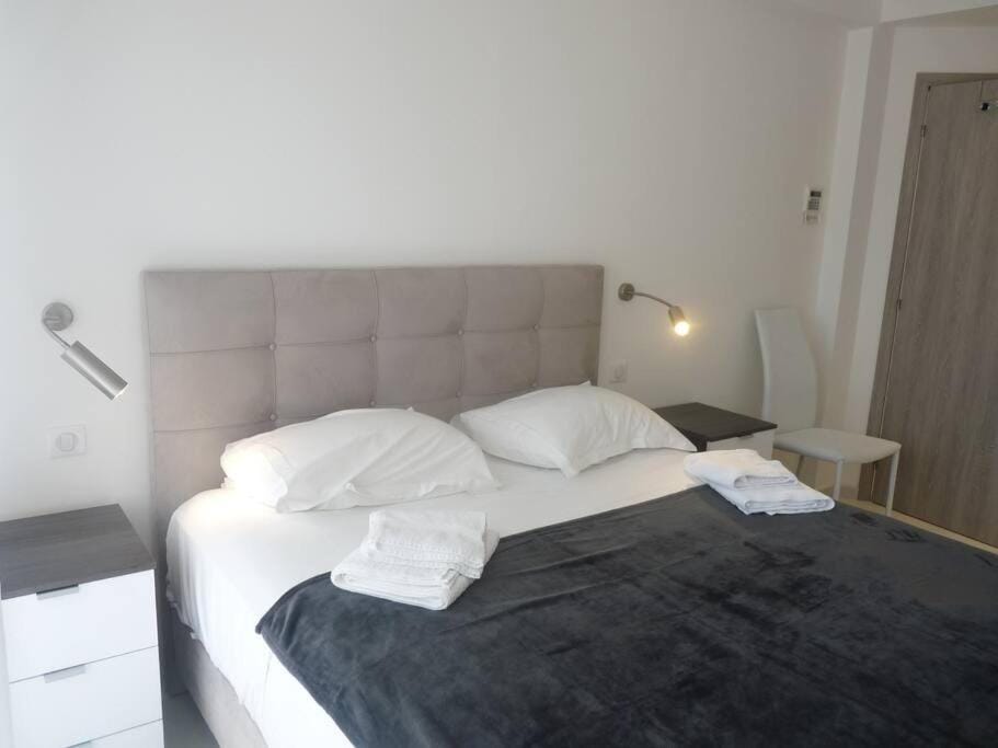 Bed, Bedroom, towels