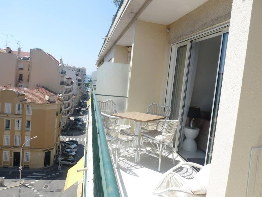 Property building, Patio, View (from property/room), Balcony/Terrace, Dining area, City view