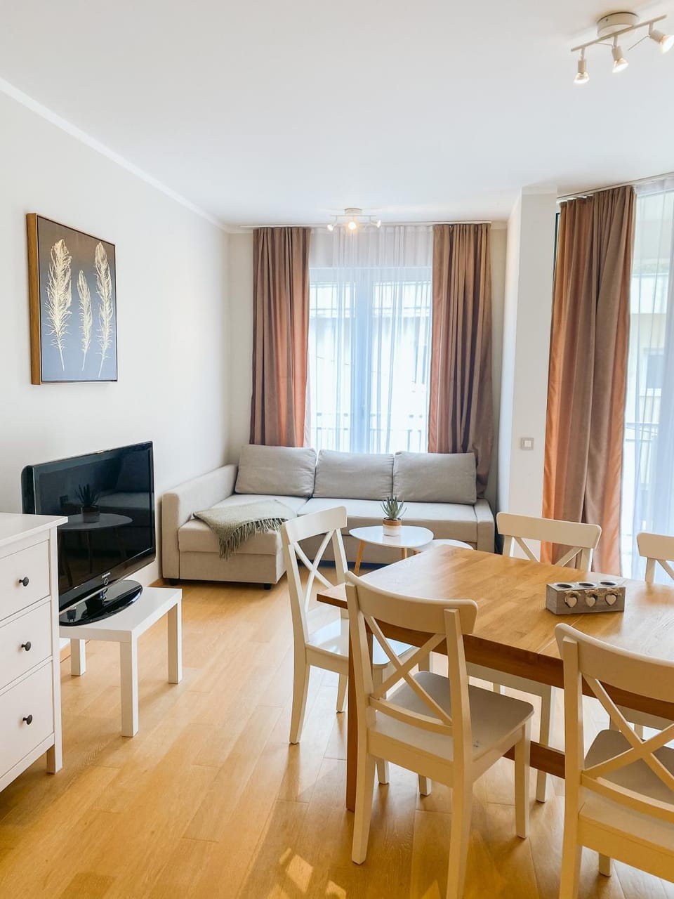 TV and multimedia, Living room, Seating area, Dining area