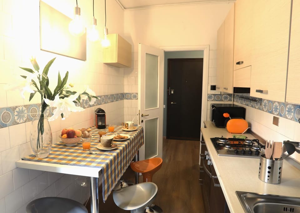 Kitchen or kitchenette, Dining area, stove