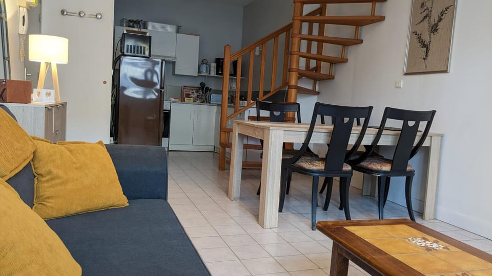 Kitchen or kitchenette, Living room, Seating area, Dining area