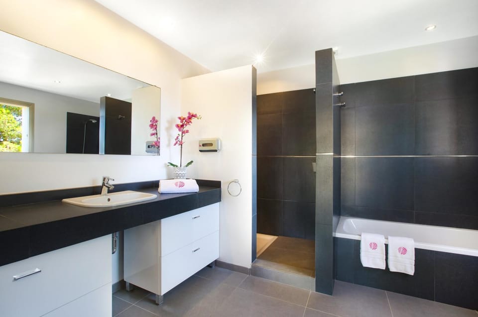 Shower, Bathroom, towels