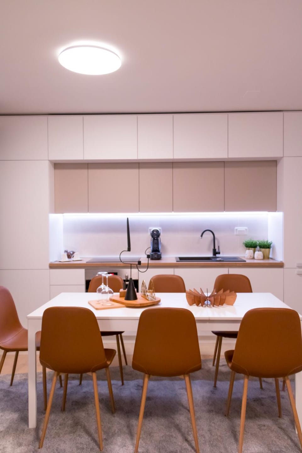 Kitchen or kitchenette, Dining area