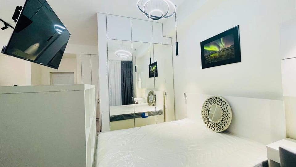 Bed, TV and multimedia, Bedroom
