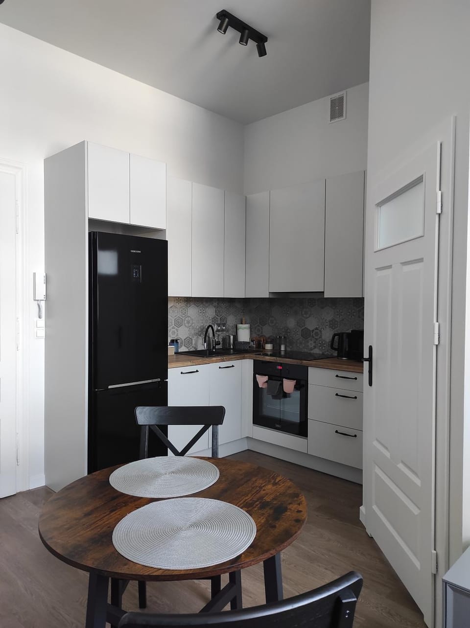 Coffee/tea facilities, Kitchen or kitchenette, dishwasher, oven, stove