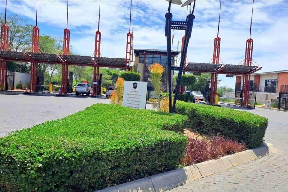 Cozy Self Catering Apartment with Golf Course Views, Jackal Creek Golf Estate Apartment in Roodepoort