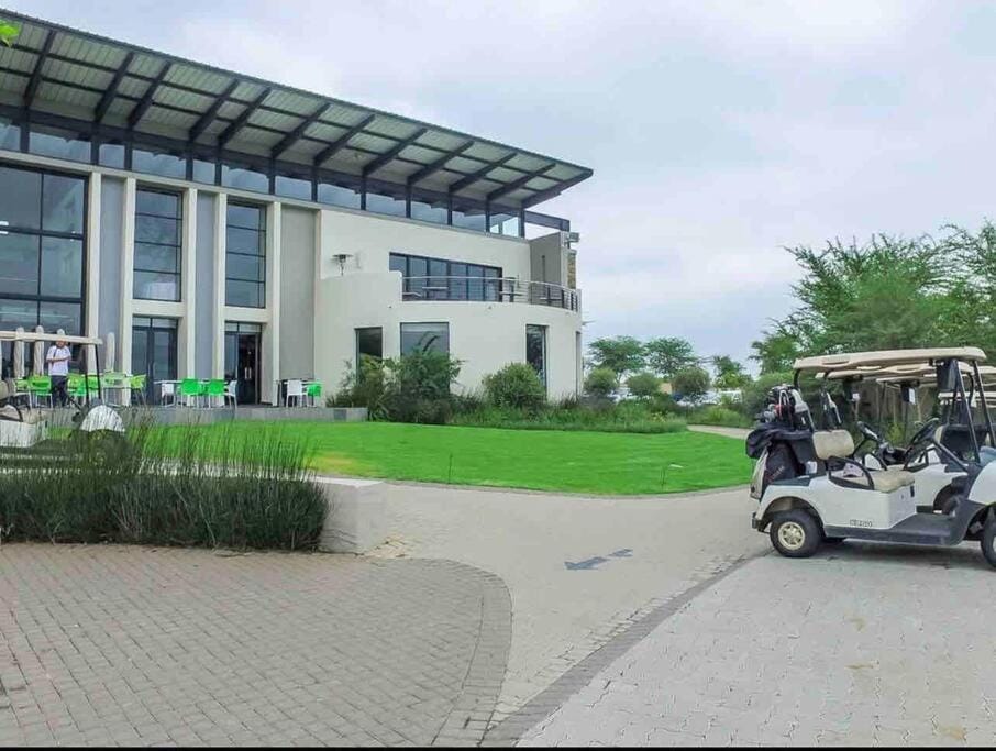 Cozy Self Catering Apartment with Golf Course Views, Jackal Creek Golf Estate Apartment in Roodepoort