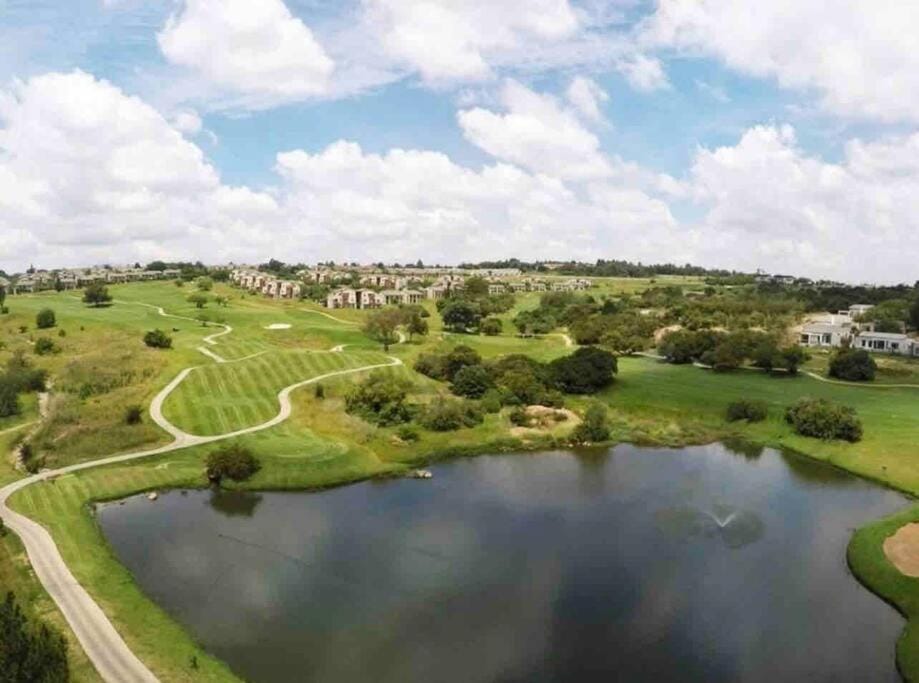 Cozy Self Catering Apartment with Golf Course Views, Jackal Creek Golf Estate Apartment in Roodepoort