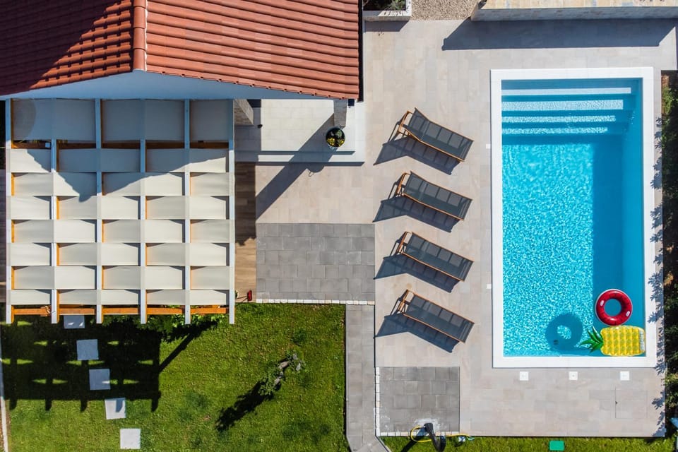 Property building, Day, Pool view, Swimming pool, sunbed