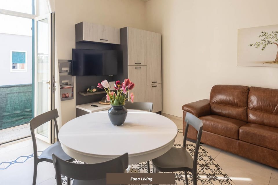 Communal lounge/ TV room, TV and multimedia, Living room, Dining area, Evening entertainment