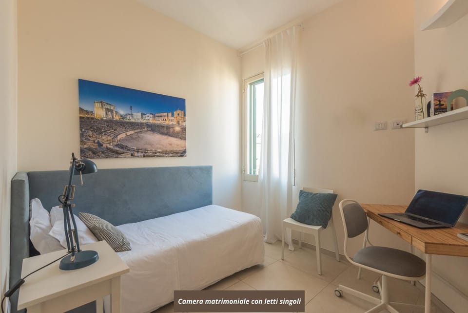 Bed, TV and multimedia, Living room, Photo of the whole room, Seating area, Dining area, Bedroom, hair dresser