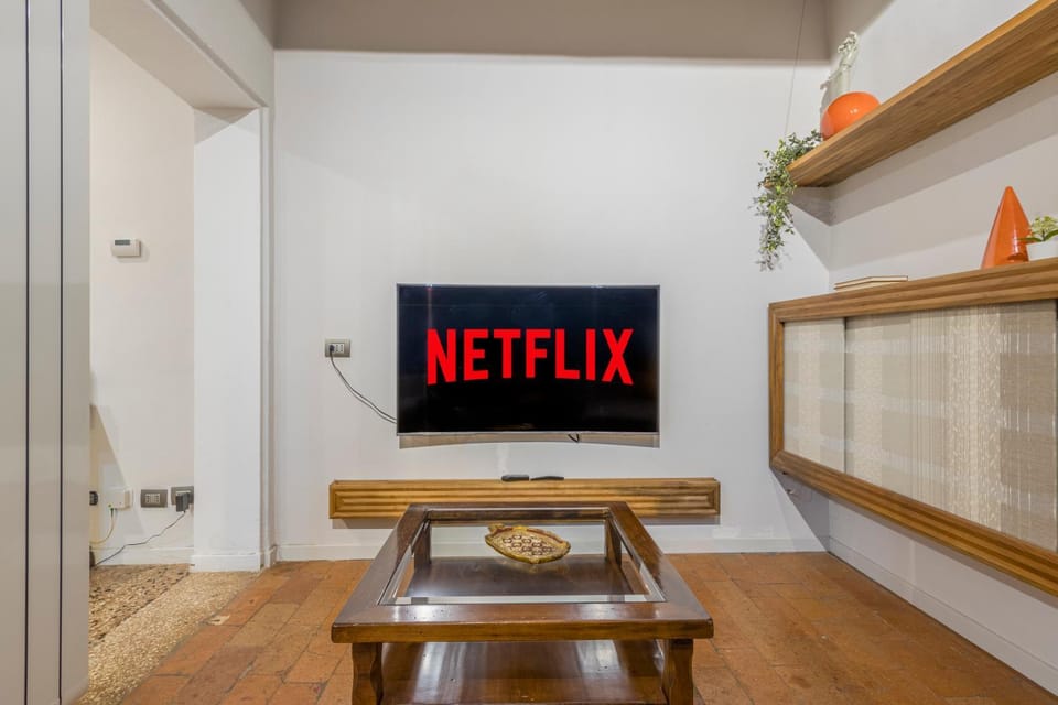 TV and multimedia, Living room, Seating area, Evening entertainment