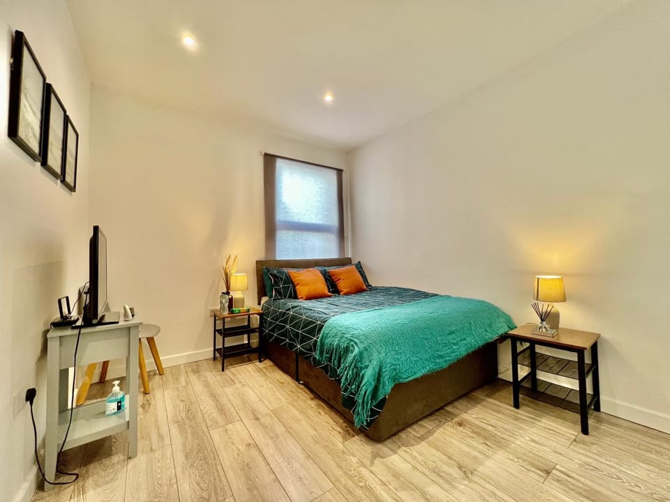 Bed, TV and multimedia, Photo of the whole room, Bedroom, hair dresser