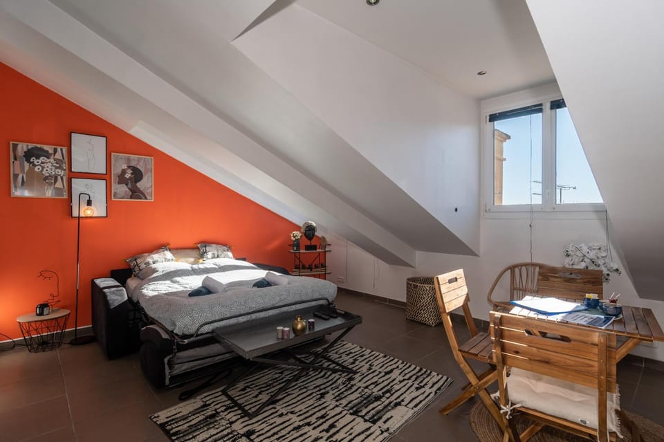 Bed, Living room