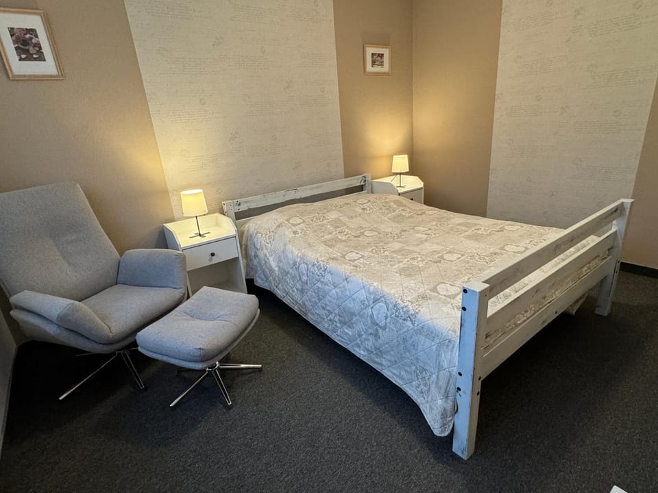 Bed, Photo of the whole room, Seating area, Bedroom