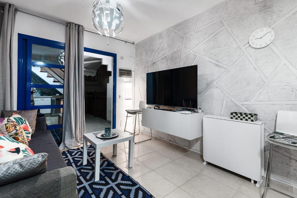 Living room, Seating area, Evening entertainment