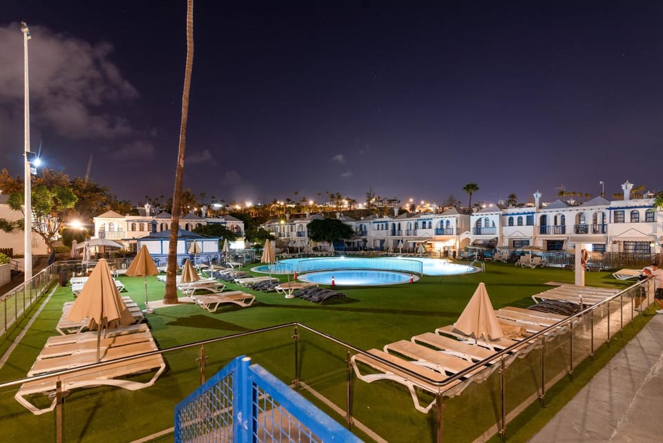 Night, Pool view, Swimming pool, sunbed