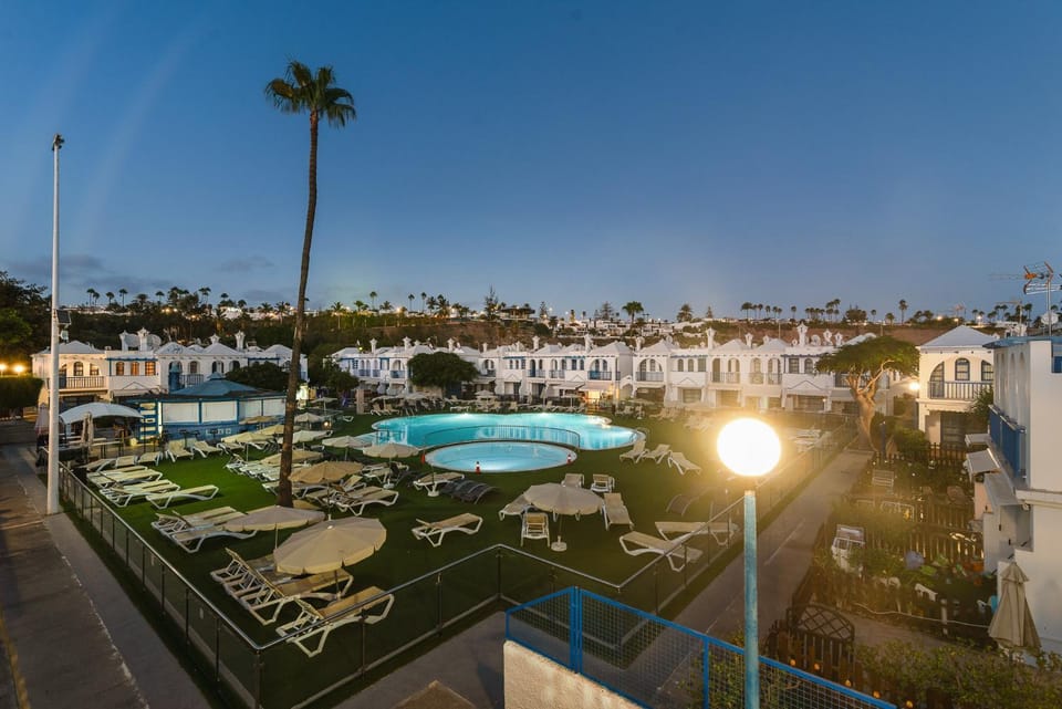 Night, Pool view, Swimming pool, Swimming pool, sunbed