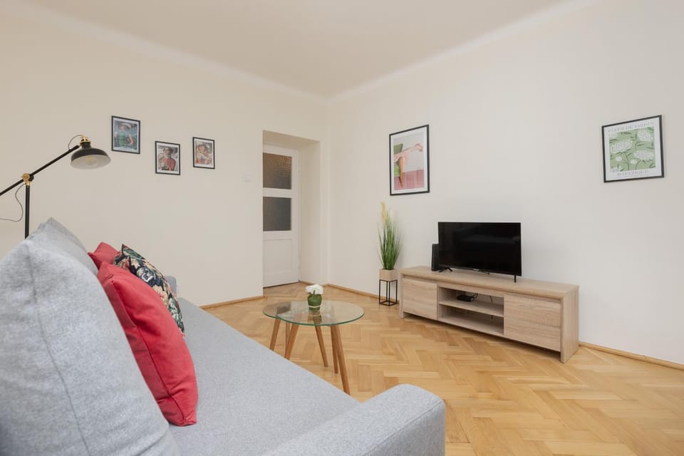 Communal lounge/ TV room, TV and multimedia, Living room, Seating area, Evening entertainment