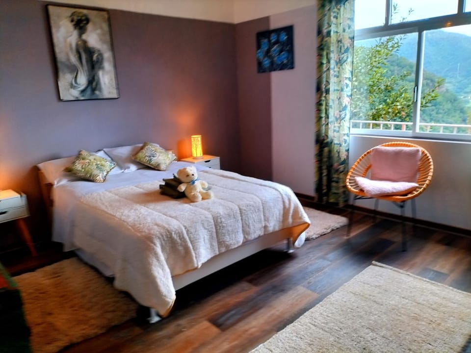 Bed, Natural landscape, Photo of the whole room, Bedroom, City view, Garden view, Mountain view, Mountain view, Sunrise, towels