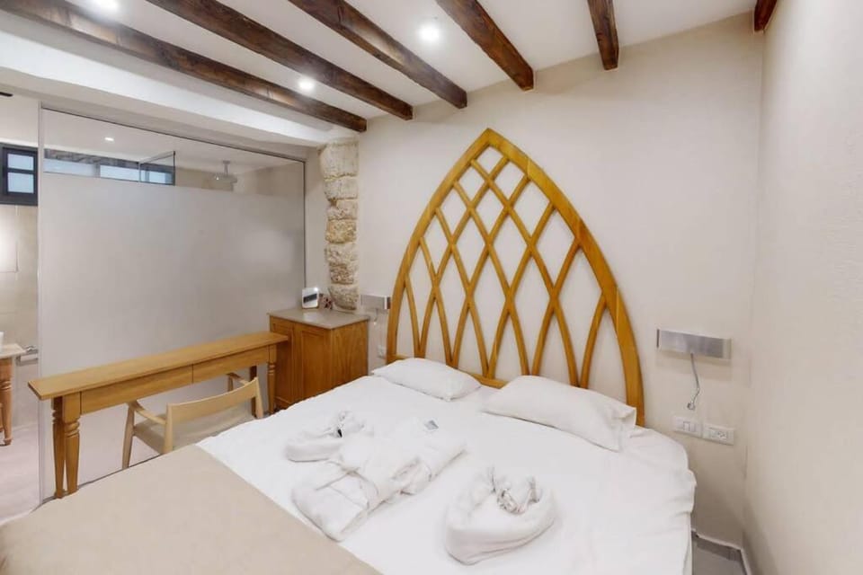 Bed, Bedroom, towels