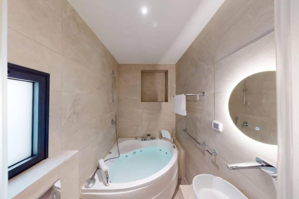 Hot Tub, Bathroom, Bath, towels