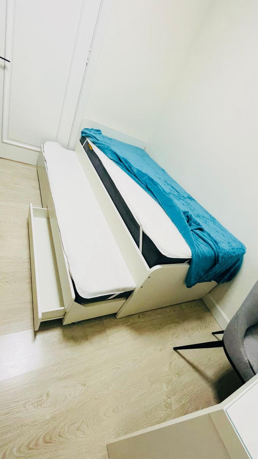 Bedroom, bunk bed