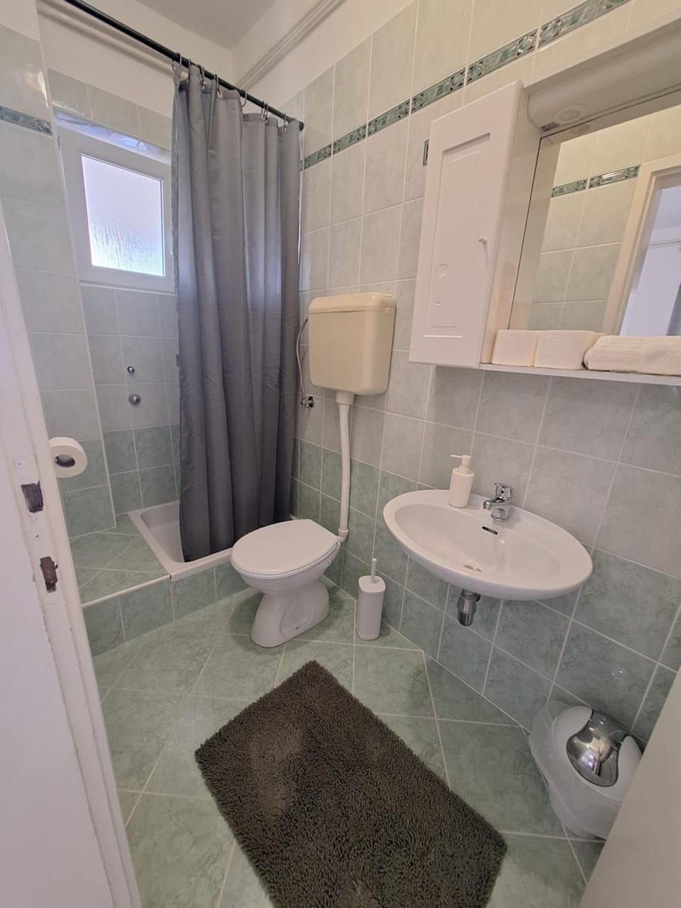 Shower, Toilet, Bathroom, Bath, towels