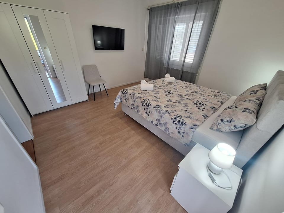 Bed, TV and multimedia, Bedroom, towels