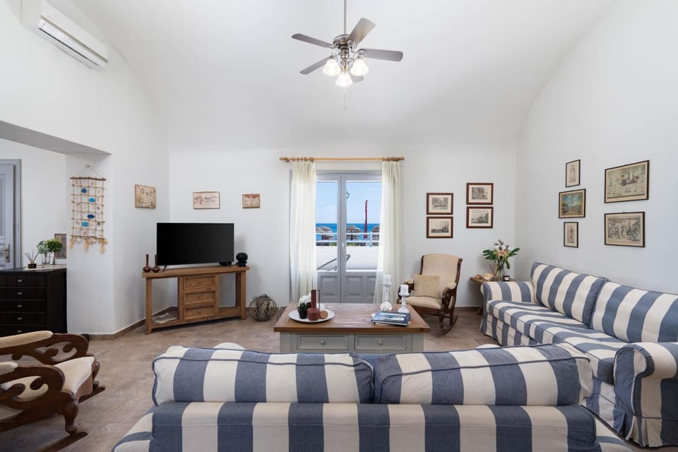 Blue Canvas Villa in Perissa