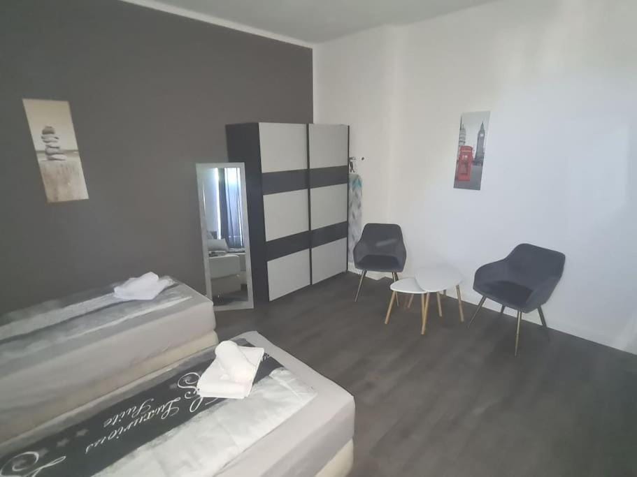 Bed, Photo of the whole room, Bedroom, towels