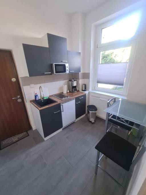 Kitchen or kitchenette, Dining area, minibar, stove