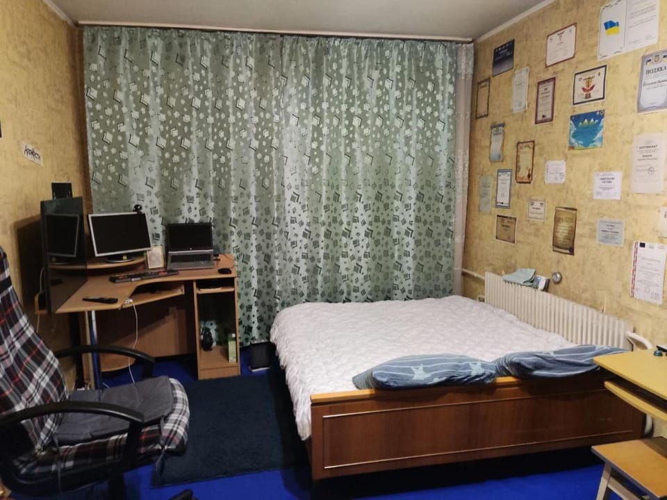 Bed, TV and multimedia, Seating area, Bedroom