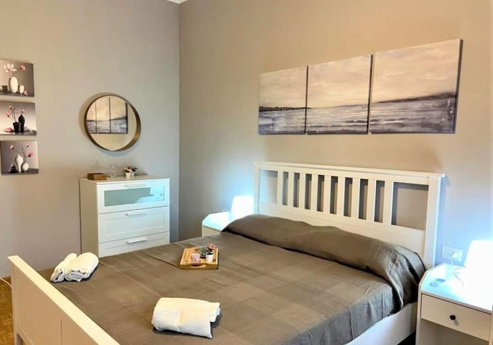 Bed, Bedroom, towels