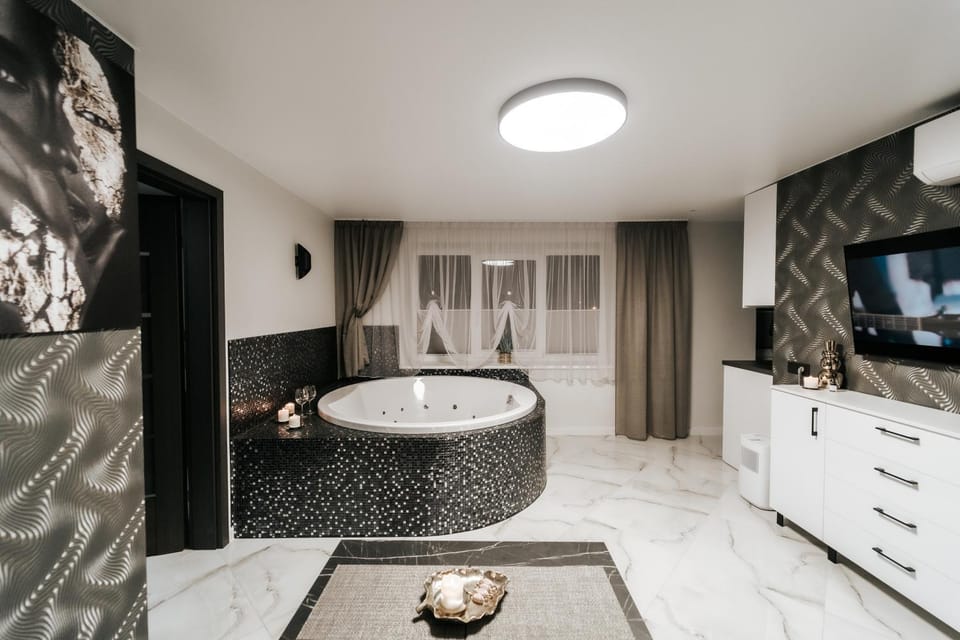 Hot Tub, TV and multimedia