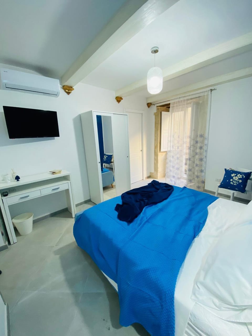 Bed, TV and multimedia, Photo of the whole room, Bedroom, wardrobe, air conditioner