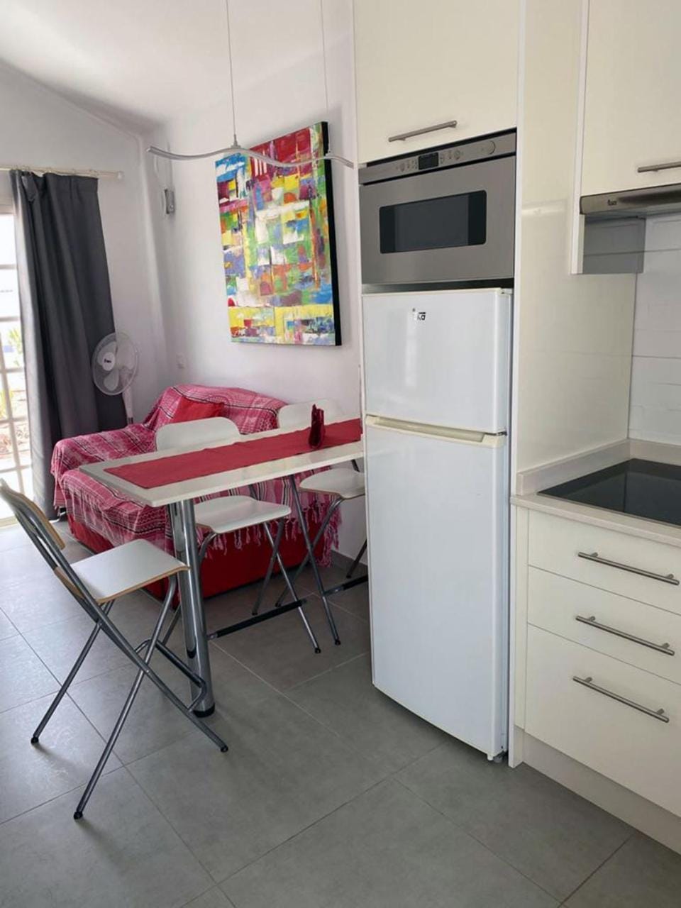 Kitchen or kitchenette, Dining area, minibar