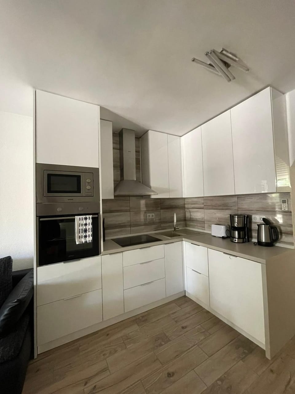 Coffee/tea facilities, Kitchen or kitchenette, dishwasher, stove, toaster