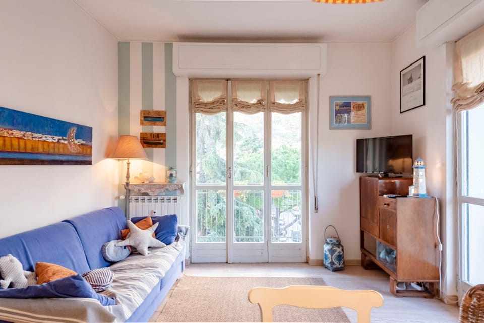 Bed, Living room, Photo of the whole room, Seating area