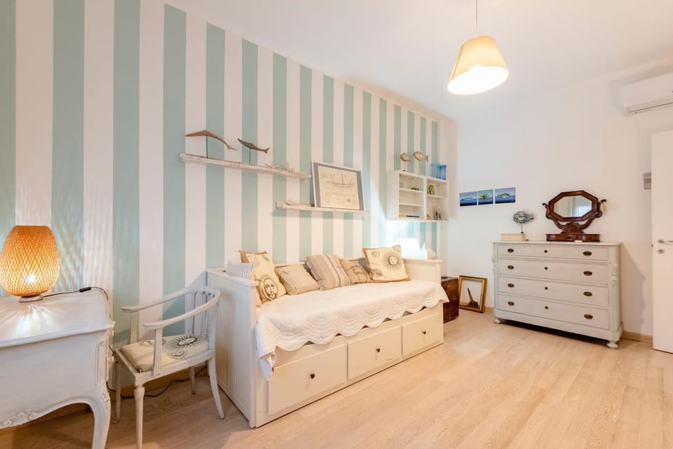 Photo of the whole room, Seating area, Bedroom