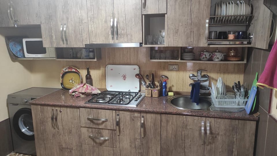 Kitchen or kitchenette, Internal: Not applicable to any particular room