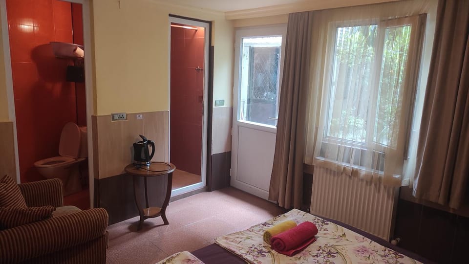 Living room, Seating area, Bedroom, internet