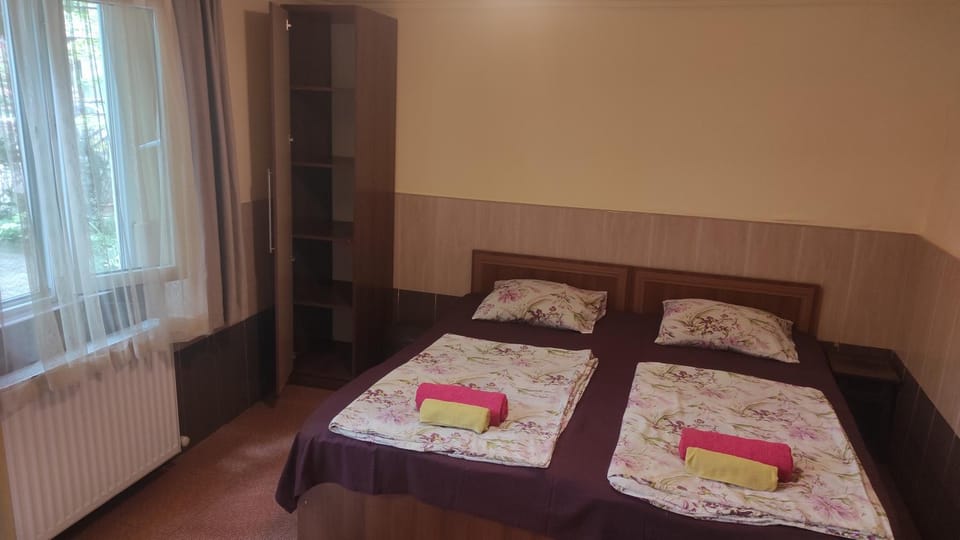 Bed, Bedroom, internet, towels